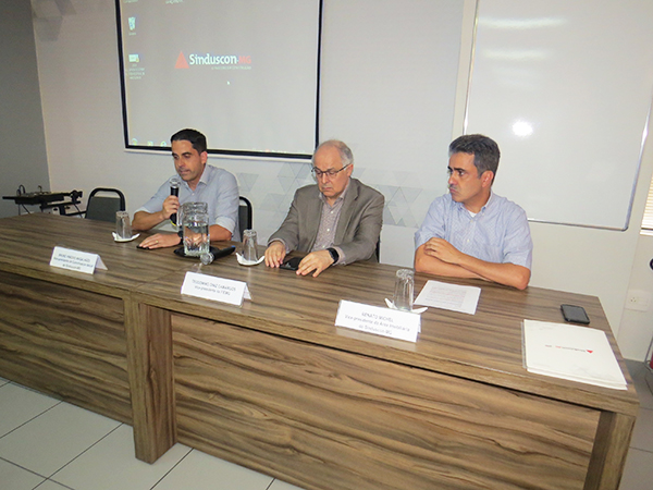 Da esquerda para direita: o vice-presidente de Comunicação Social do Sinduscon-MG, Bruno Magalhães, o vice-presidente da Fiemg, Teodomiro Diniz, e o vice-presidente da Área Imobiliária do Sinduscon-MG, Renato Michel 